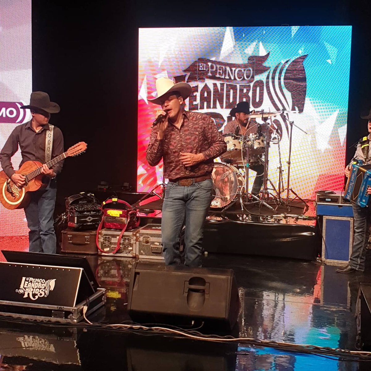 TeleritmoTv's tweet photo. Hoy un concierto especial para todos los papás 😬 con @LeandroRiosMx Los Cadetes de Linares de Rosendo Cantu y @GrupoConTodo, hoy a las 9 pm en #ElExclusivo por #Teleritmo https://t.co/BT6chMLD3j
