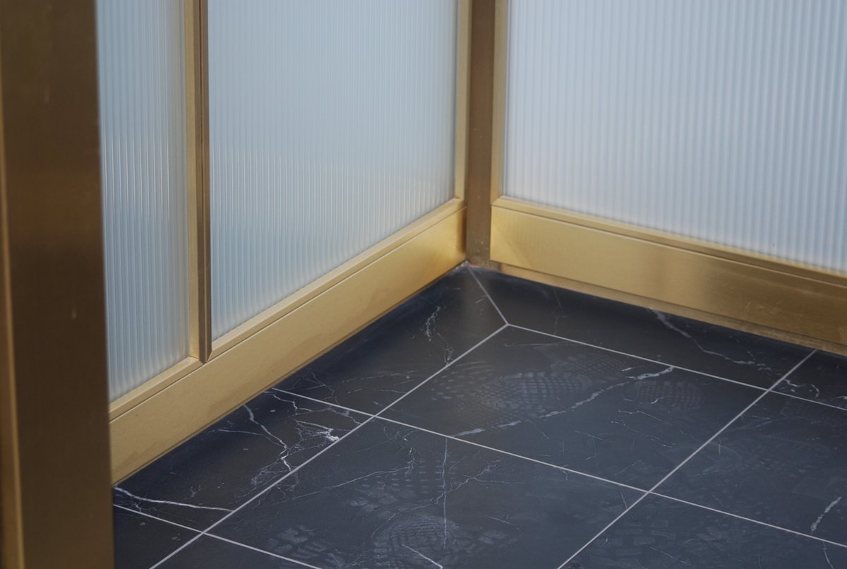 VDFVertical's tweet photo. New cabs that we finished up last week at 320 Bay. A brass design that gives off a modern look to the cab. The detailed bend of the handrail and the flooring puts it all together to make a design that blows people away. #vdfvertical #cabs #elevatorworld #elevator #urbantoronto https://t.co/Flv1YdbQLf