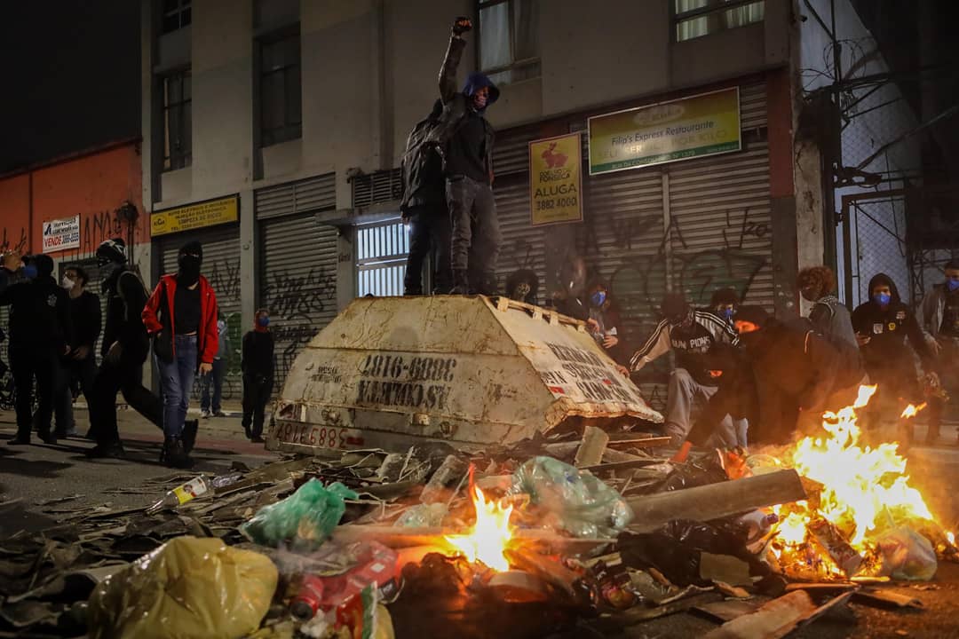 fotoguerrilha's tweet photo. Resistência em São Paulo: No dia (19) o povo voltou às ruas pelo Fora Bolsonaro, manifestantes do bloco autônomo construíram barricadas e fizeram fogueiras durante o ato. 🔥#19JForaBolsonaro #forabolsonaro

Fotos: Isabela Naiara @isa_matilde /Fotoguerrilha https://t.co/P2XkzWrcEj
