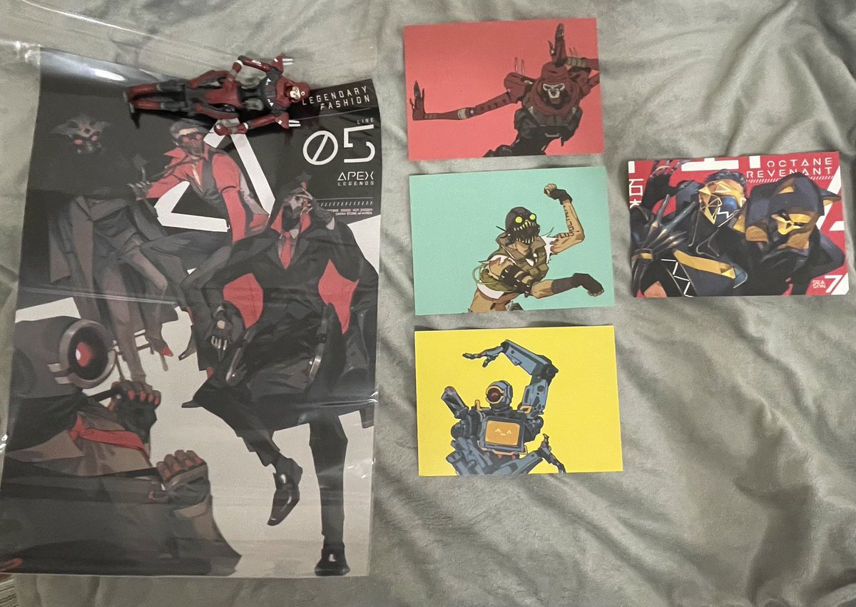 The prints from <a href="/fayren/">Saren Stone ✦ 杰敏</a>  finally came 🥺💕💕💕 
feat. my revenant figure as a paper weight 😆