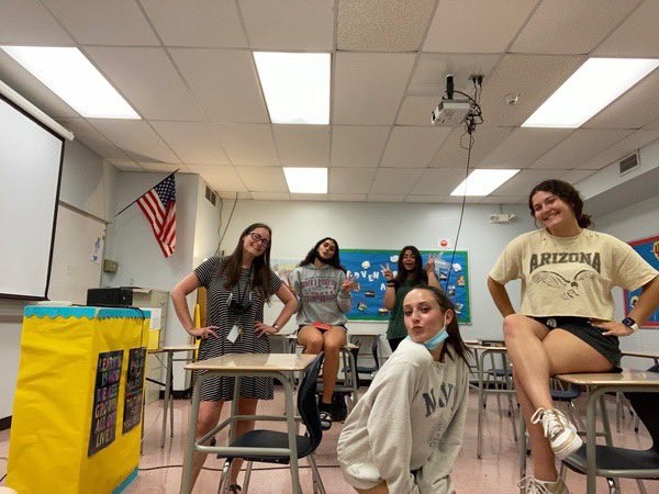 maltz_fcs's tweet photo. Last day of senior service! I will miss this group so much! #livingston #sayyestofcs #futureteachers #seniors21 https://t.co/MgDWlihwtN