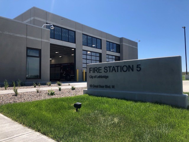 LethbridgeCity's tweet photo. Here's a look at our shiny new Fire Station #5 that is operational as of today🚒🧯🚨

This is the second station on the westside of the city. 
When Fire Station #2 opened, the population in west Lethbridge was approximately 4,000. Today the population is nearing 40,000.   

#YQL https://t.co/hHDea1Y6KC