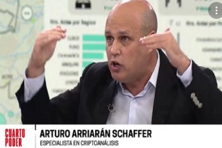 cesarbecerra's tweet image. Al lado de este criptoanalista, Reinaldo dos Santos me resulta un profesional serio, certero y confiable. Semana a semana, Cuarto Poder (esta versión Fox_News_remix.mp3) se parece más a los videitos &quot;Esto solo pasa en Perú&quot; de Youtube. #denuncialatrampa #criptopoder #keiko