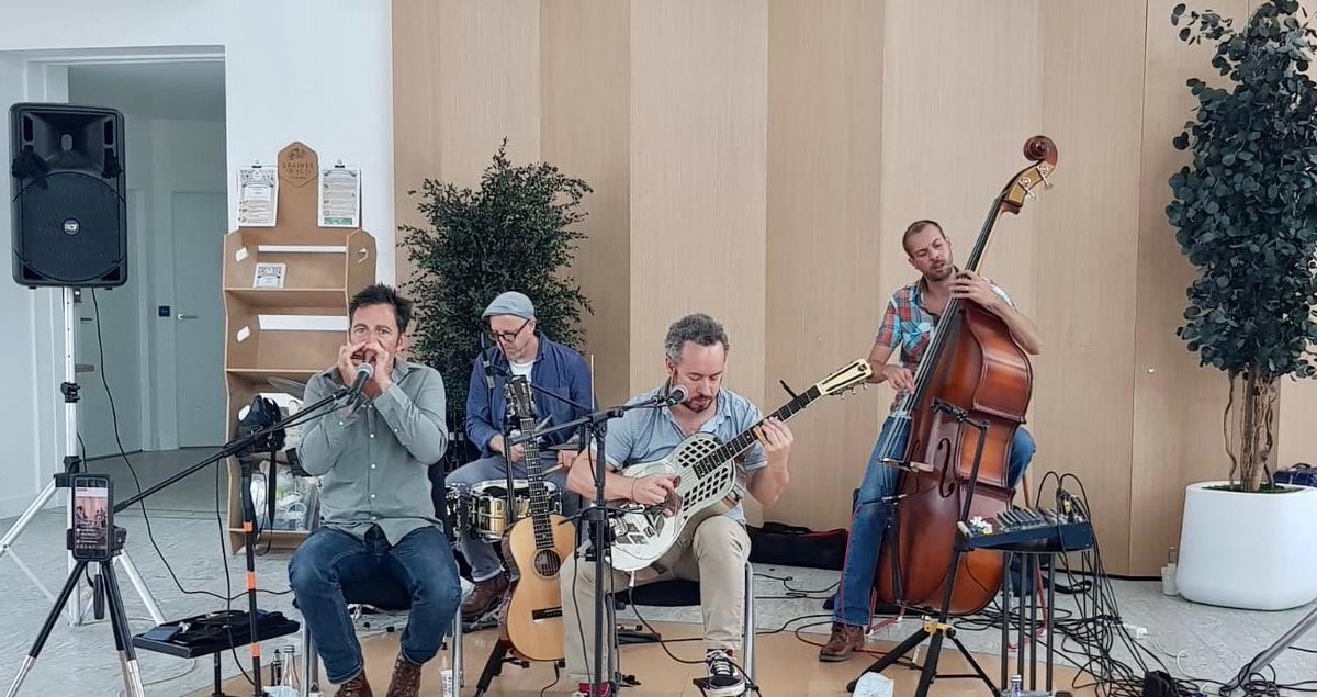 #FeteDeLaMusique Le quatuor nantais Arnaud Fradin &amp; His Roots Combo a fait résonner le son du Mississippi dans l'Atrium du #CampusbyCA ! Ravie d'avoir pu célébrer le retour à la musique avec un groupe de notre territoire. Replay 👉 fb.watch/6gqm1EIr9x/