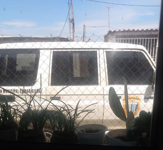 somosnoticiacol's tweet photo. #LoUltimo | Nos reportan situación irregular en estos momentos en el barrio San Agustín de #CiudadOjeda "Buenas tardes en la N detrás del colegio hay un tiroteo una comisión de CICPC mato a una persona en su casa y ahora tiene encerrado a los vecinos y no los dejan salir" https://t.co/0w9Lcb3zJq