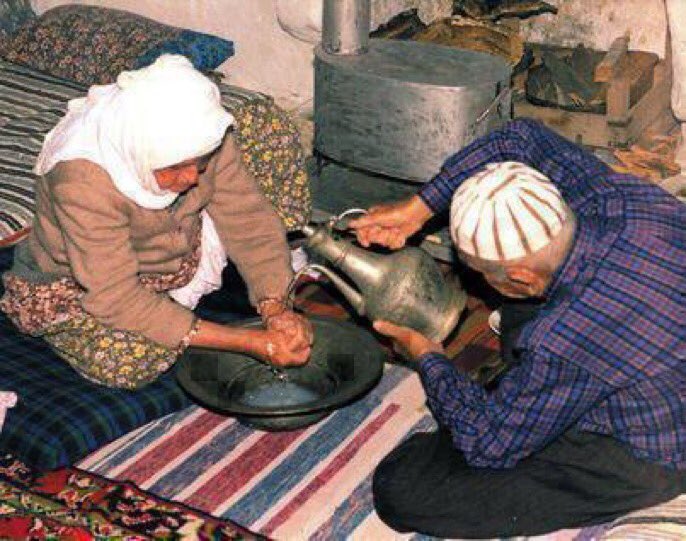 “Yolu rastgele yürürsen ömür olur, 
denginle yürürsen şiir olur.”