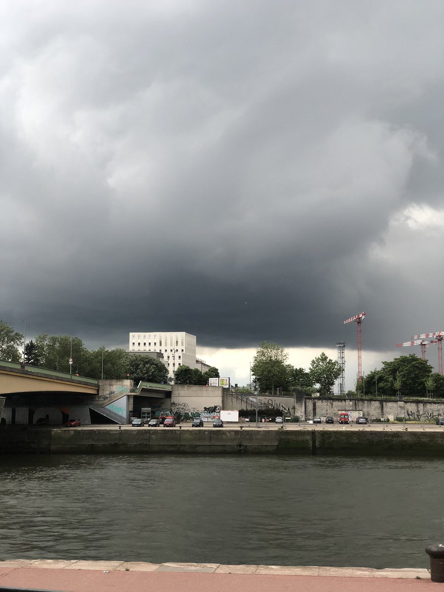 ici_hnormandie's tweet photo. Le ciel se couvre et le tonnerre se fait entendre à Rouen alors que certaines terrasses fêtent l’été en musique https://t.co/2MsHS2NTDJ
