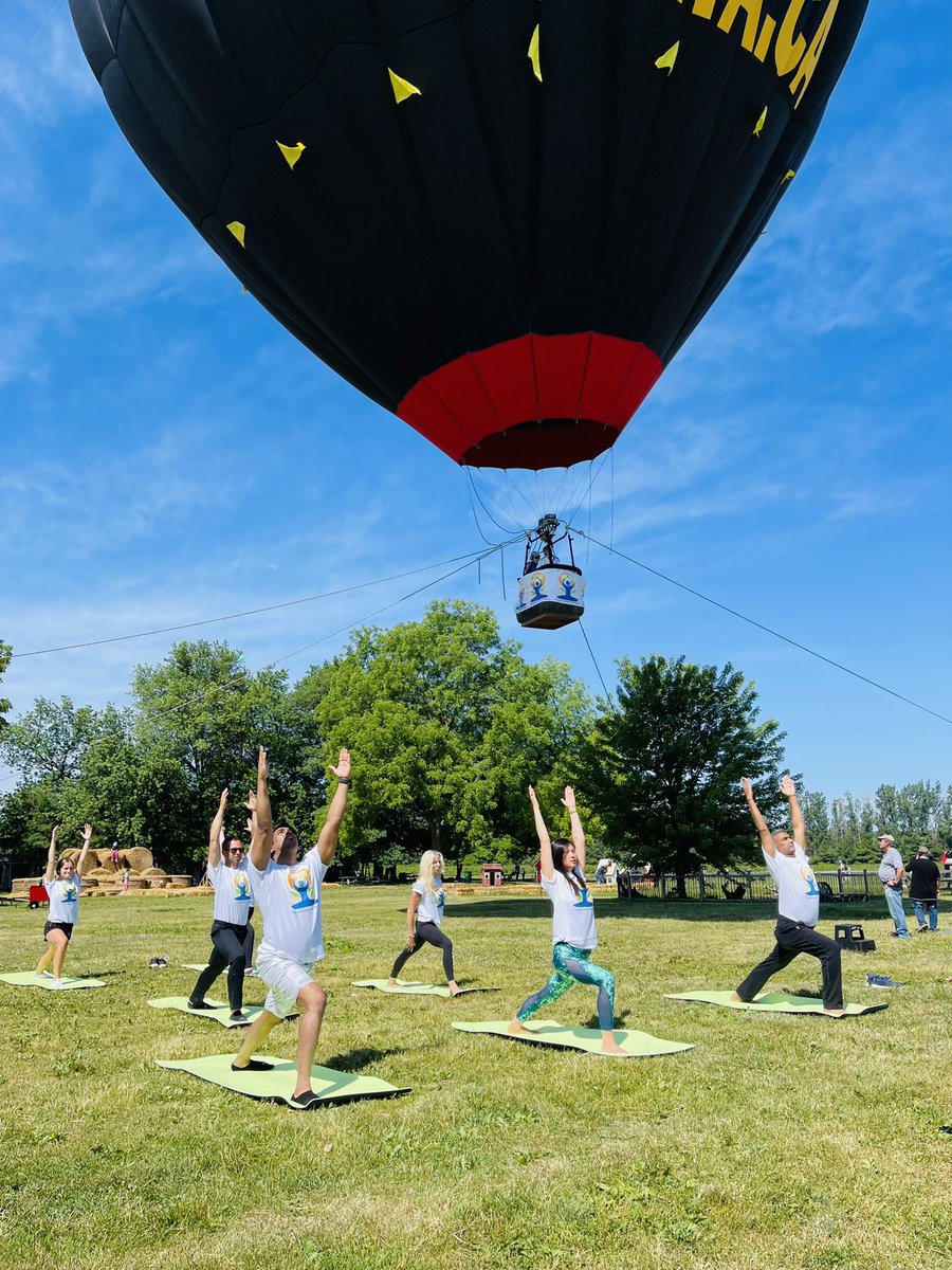 schooloflavours's tweet photo. #Yoga in #HotAirBallon, #First time ever, #conceptualized by Honourable Consulate General of India Apoorva Srivastava. School Of Flavours Ltd. Is very proud to organize and execute the event which had #diverse yoga #professionals and #public participation. https://t.co/JIEvP8GoVC