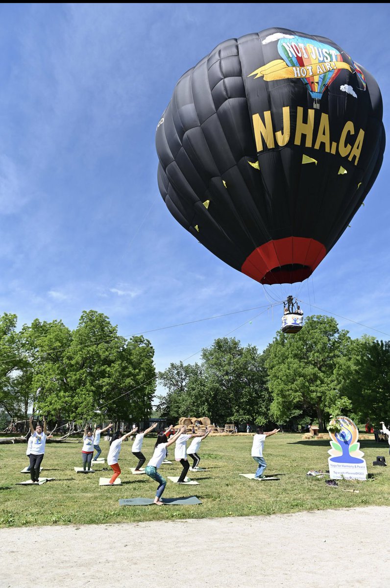 schooloflavours's tweet photo. #Yoga in #HotAirBallon, #First time ever, #conceptualized by Honourable Consulate General of India Apoorva Srivastava. School Of Flavours Ltd. Is very proud to organize and execute the event which had #diverse yoga #professionals and #public participation. https://t.co/JIEvP8GoVC