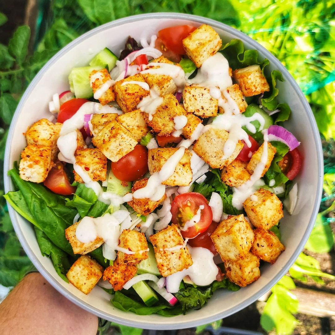 There was a few little bites in the lettuce &amp; spinach but I don't mind sharing. 🌱

📸: U/vegancountryboy