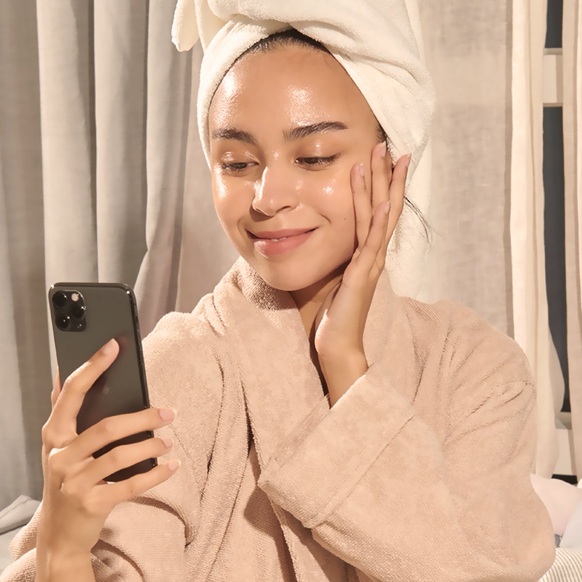 glowoasis's tweet image. It’s #NationalSelfieDay! 🤳 Ditch the #beautymode, filters, and retouching. Your best selfie shows the real you. ❤️