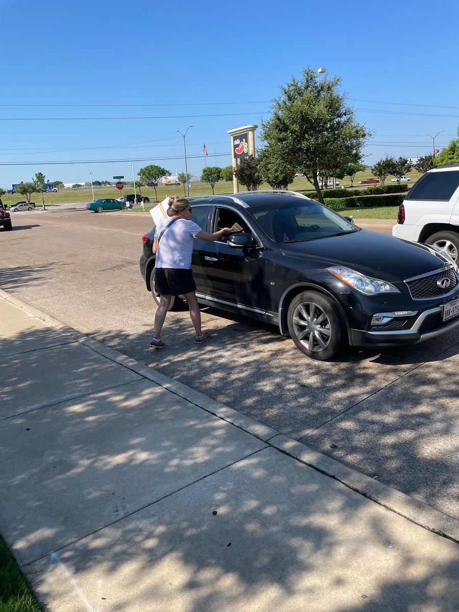 help4chris's tweet photo. #MurzinMonday 

This past Saturday, signs were passed out at the intersection where Chris was killed over four months ago. Please continue to share and spread the word as we get #help4chris. https://t.co/itC4lxd8PA