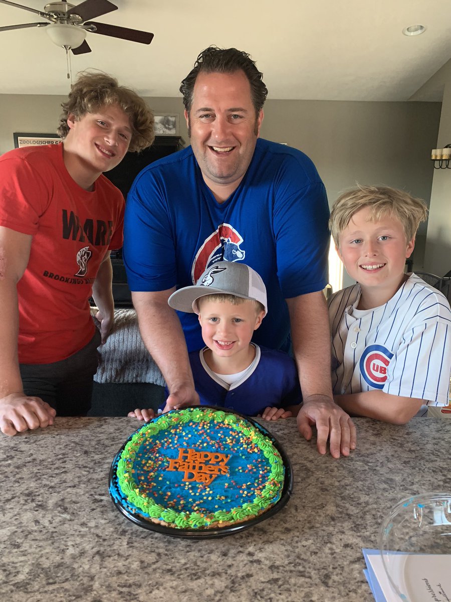 BeautyBabesBall's tweet photo. A great day celebrating Daddy. Thankful football camp ended earlier...so we had more of a day to celebrate. In cubs gear for Daddy!👶🏼👦🏼👦🏼👦🏼👦🏼🤷🏼‍♀️🙋🏻‍♂️🏈🥰
#happyfathersday #fathersday #lovehim #boydad #girldad #dadof5 #fathersday2021 #summer #family #footballfamily #gocubs @Coach_Eck https://t.co/QxvY5yvEl7