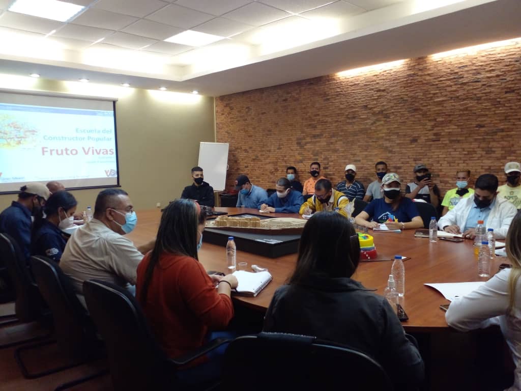 En el marco del relanzamiento del Plan Chamba Juvenil, participamos junto a la Vicemin. <a href="/JessicaBelloB/">Jessica Bello Barreto</a> en el taller de inducción “Chamba Construye”, para capacitar a los muchachos que junto a la #GMVV construirán los hogares para el buen vivir de las familias jóvenes de la Patria