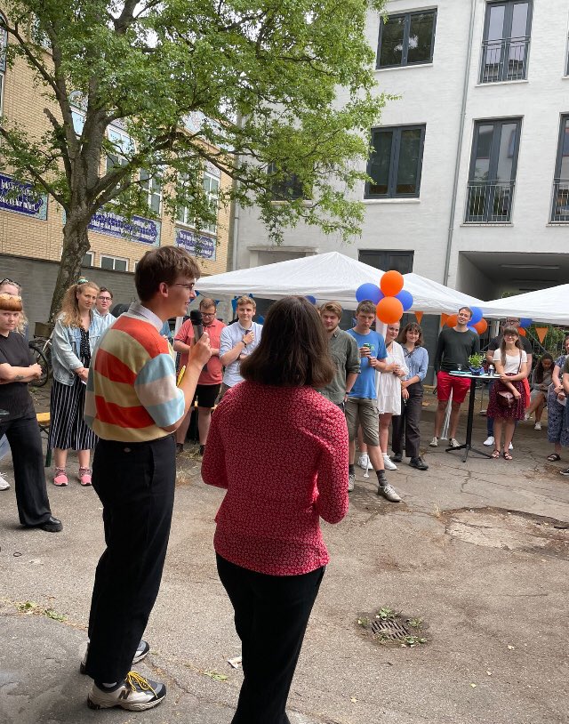 MarieKMadsen's tweet photo. Tak for samarbejdet @OliverAsmund! Du har gjort en utrolig indsats for @Handelselever de sidste to år - både politisk og organisatorisk. Glæder mig til at følge med fremover:) https://t.co/5oeM4RAHv9