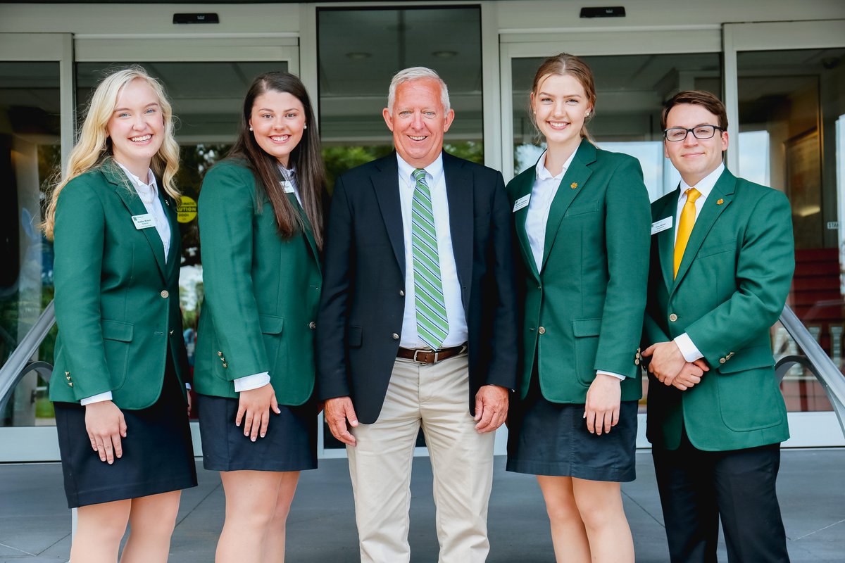 Our Monday has been FULL of young people &amp; we couldn't be happier about it. We always love seeing <a href="/Tennessee4H/">Tennessee 4-H</a> members, &amp; feel honored to have been included on the 4-H Ambassador Tour this week. Always proud to see these shining faces at the home office!

#TNFarmBureau I #TN4H