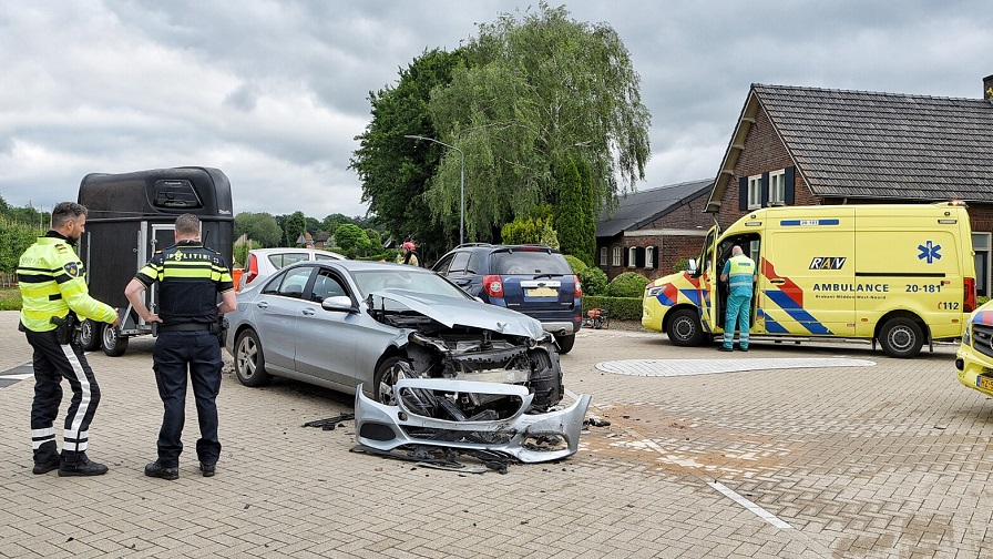 Dode bij ernstig verkeersongeval in Biezenmortel..