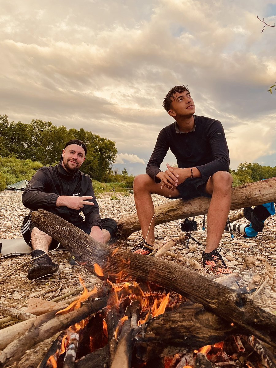 Inoxtag's tweet photo. 🔥🔥🔥
Ptite vidéo avec Valouzz pour samedi ! On a survécu à une tempête tah lewandoski 🙏 https://t.co/ANN8MQhjx2