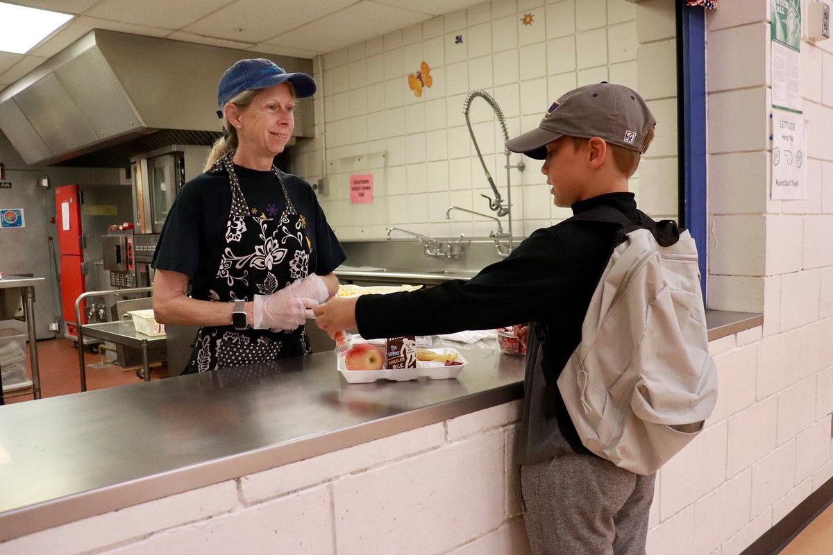 BellevueSchools's tweet photo. Thank you to our food service staff for providing meals for students during summer school 🍎

They are true #ChampionsForChildren 

Retweet to thank them! 

#TeamBPS #BPSNE https://t.co/1vUInxsXMM