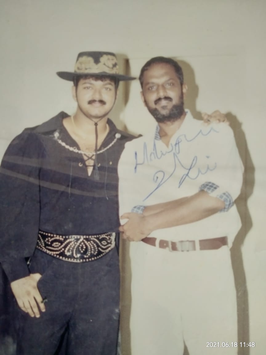 DirVincentSelva's tweet photo. Wishing A Very Happy Birthday  @actorvijay Sir 

Wishing A Good Healthy, All Success &amp; Happiness With Family.. 

Thanks for #PRIYAMUDAN &amp; #YOUTH Movie Sir Had A Great Wonderful Experience With You 

#HBDTHALAPATHYVijay https://t.co/2rQBW1rDPh