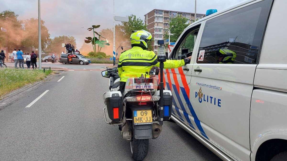 BreakingTwente's tweet photo. Oranje feest in Enschede beëindigd door de politie na schermutseling https://t.co/hJiDiU3ej0 https://t.co/K4PCklbwx4