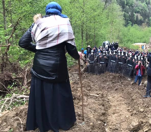 Kazdağları'nda 350 bin ağaç katliamı yapılmasına,

12 bin yıllık Hasankeyf'in sular altında kalmasına, 

Bodrum'da ormanların yakılıp otel dikilmesine, 

İkizdere'yi Mehmet Cengiz'in katletmesine izin verdiğin için #SendenNefretEdiyoruz
