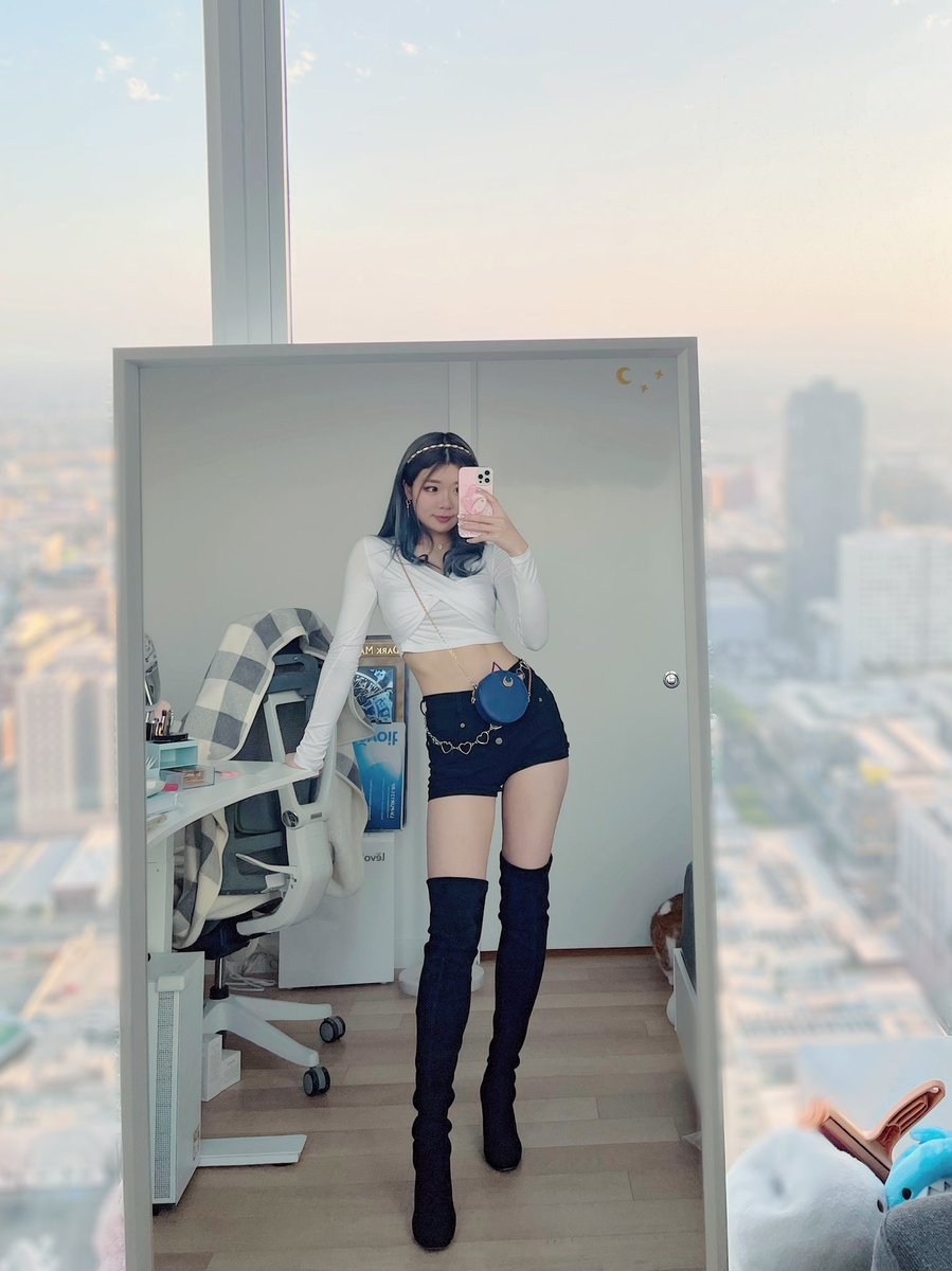 iGumdrop's tweet image. mirror pic no crop?!