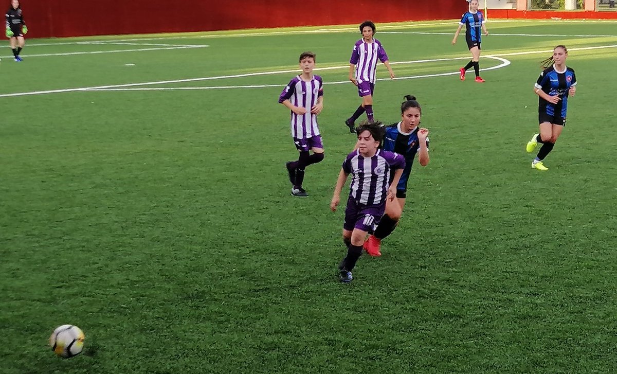 Türkiye'de ilk kez bir turnuvada kız ve erkek takımları karşılaştı.
Fatih'te düzenlenen U14 Turnuvası'ndaki tek kız takımı olan Vatanspor, Şehreminispor'u eleyerek ikinci tura çıktı.
yerelfutbol.com/2021/06/vatans…