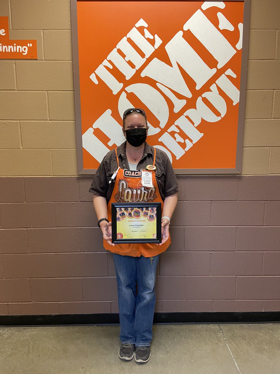 20 years for COS Extraordinaire Laura!Thank you for being an Invaluable member of our team at 4001! Congratulations!