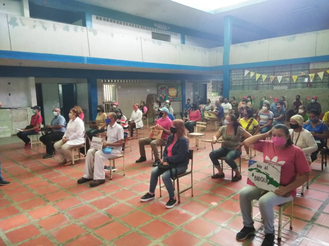 FidelidadACuba's tweet photo. #RumboBicentenario Desde la Comuna del eje Los Godos, Municipio Maturín del Estado Monagas, se realizó Sesión Especial Extraordinaria, para solicitar el Cese del Bloqueo Criminal contra el pueblo de #Cuba
#EliminaElBloqueo 
#TambiénEsUnVirus 
@embacubaven @CubaMINREX @ISB_VE https://t.co/86GEZoM9wg