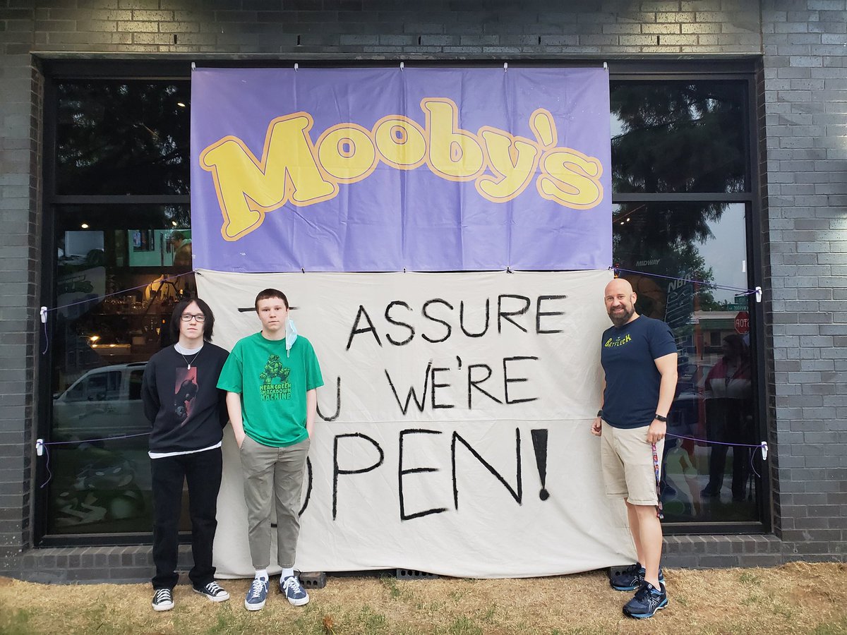 Matt_Westphalen's tweet photo. #MoobysOKC SNOOTCH to the NOOTCH!!! #UpDownOKC #MoobysPopUp #JayAndSilentBob #KevinSmith #JayMewes #Moobys @rosariodawson https://t.co/pdiI3aWO3o