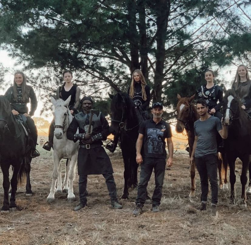 A Mackenzie está de volta a África do Sul gravando com a equipe do Film Equus! 🚨👀