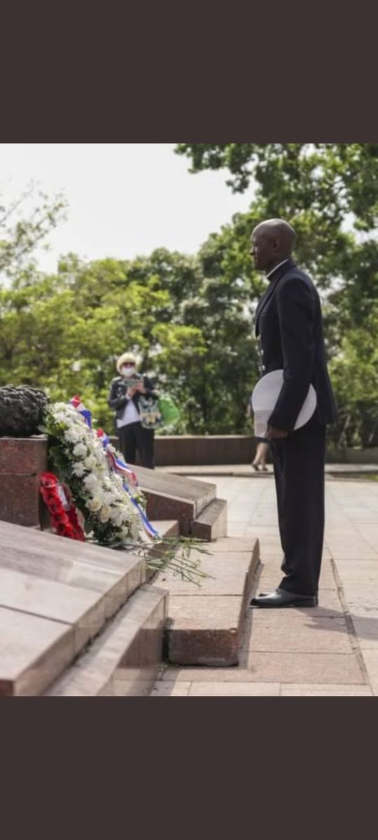 An RN Chaplain at the Unknown Warrior memorial in Ukraine. @BAMEAnglican @RAdmAndrewBurns @ArmyChaplaincy @churchofengland #Ukraine