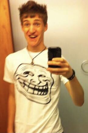 maxmoefoe's tweet image. PROBLEM?