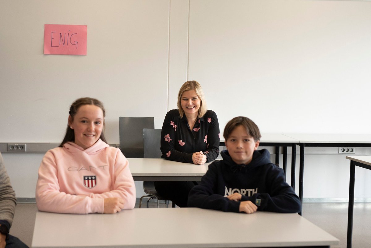 Proud that our school outreach program &amp; digital tool against #CyberBullying #BrukHue has reached 1️⃣0️⃣0️⃣.0️⃣0️⃣0️⃣ users and that it makes a differece 💙 Say NO to #cyberbullying!