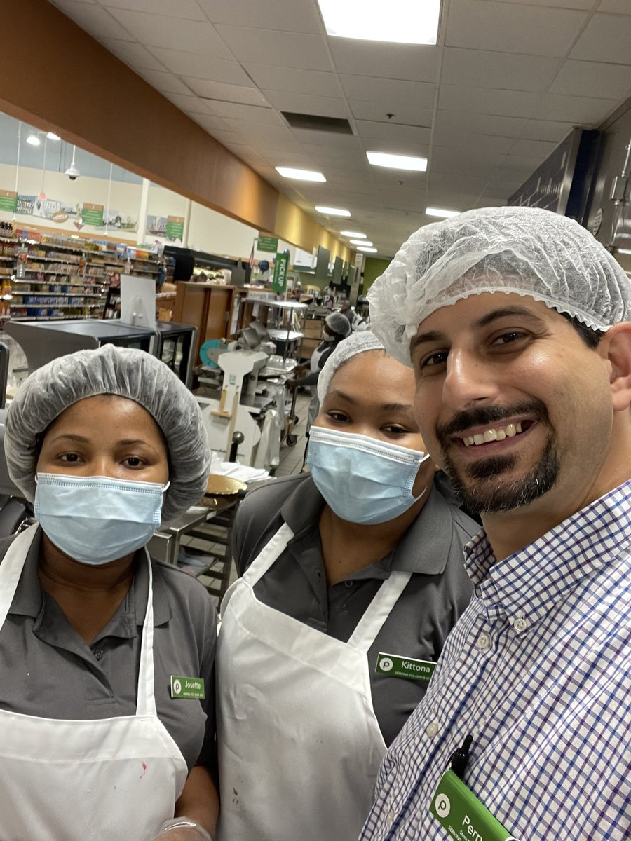 PerryMenschel's tweet photo. Store Manager Perry Menschel and associates at Store 1491!! These guys are the real difference makers!! @Publix https://t.co/PZMokcisur