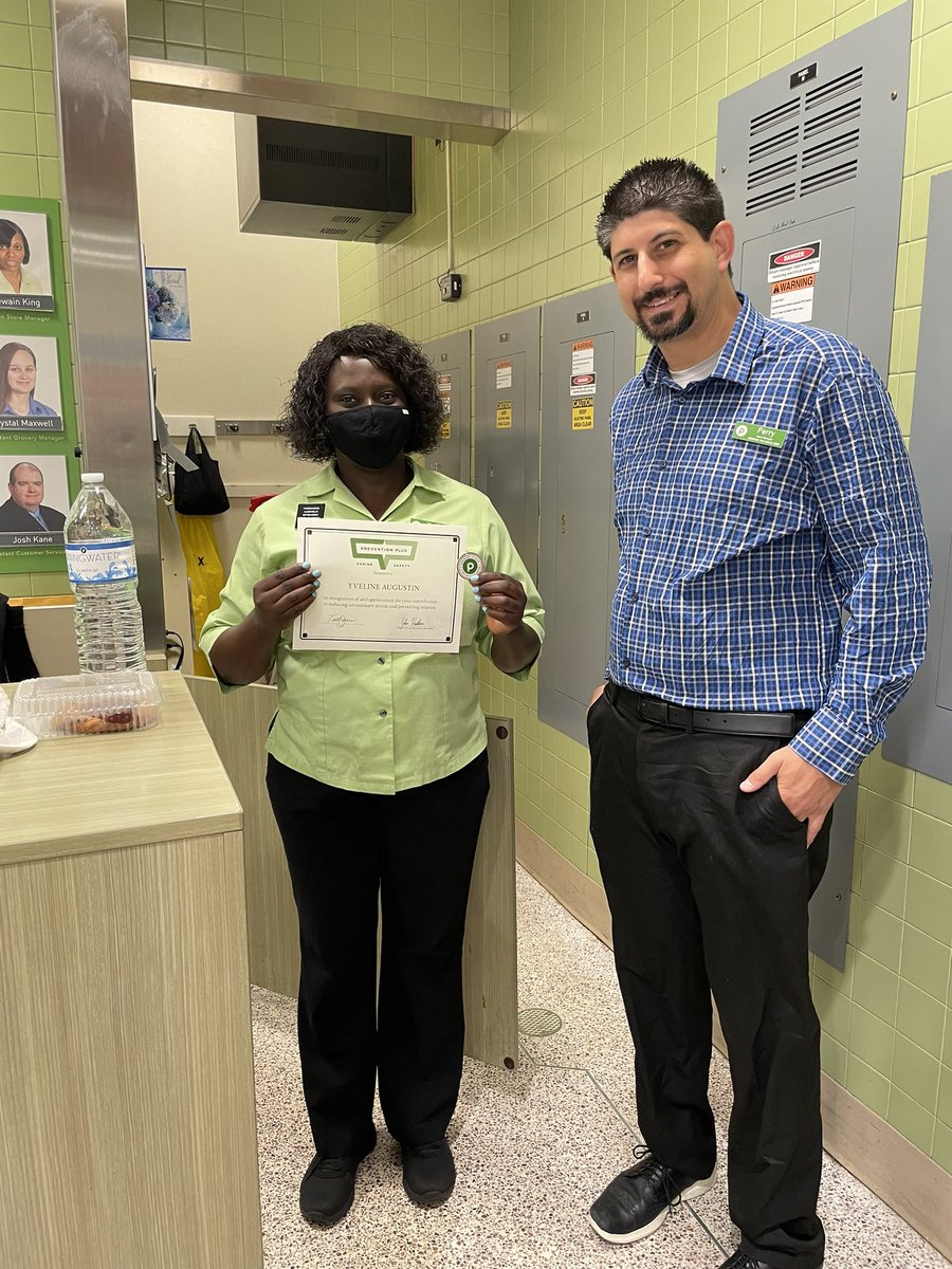 PerryMenschel's tweet photo. Store Manager Perry Menschel and associates at Store 1491!! These guys are the real difference makers!! @Publix https://t.co/PZMokcisur