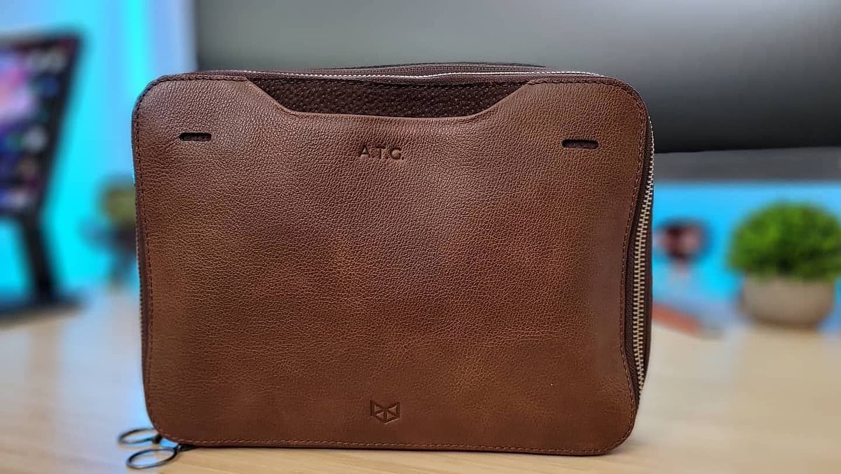 AvgTechGuy885's tweet photo. The review is ready... 
https://t.co/fZanXAodYa
Full Grain Leather, Hidden Pockets, Expand/Collapse... Let's Go... @capraleather
#averagetechguy https://t.co/oozv4KJCZG