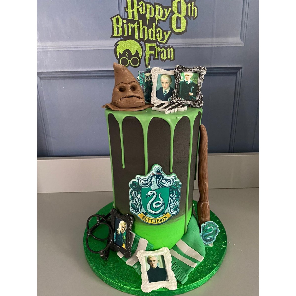 Emilyoz91's tweet image. Please wish my 8 year old daughter a happy birthday @TomFelton she is obsessed with Draco Malfoy and Slytherin! It would mean the world to her... this is her cake made by @RachMMurray 💚🧙‍♀️🎈

#HarryPotter #Slytherin #DracoMalfoy #superfan #tomfelton #birthday #cake