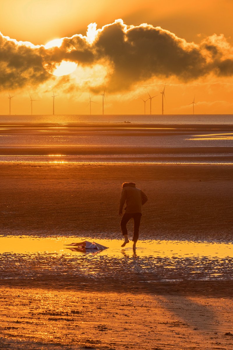 #Liverpool Bay sunset and a damp kite😉🪁
