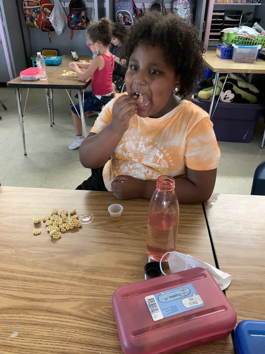 After our bee unit it was a honey extravaganza: locally made honey, honeycomb cereal and honey on graham crackers! Yes- me, a beekeeper! @Baldwin_School <a href="/NelsonShannyn/">Shannyn Nelson</a>