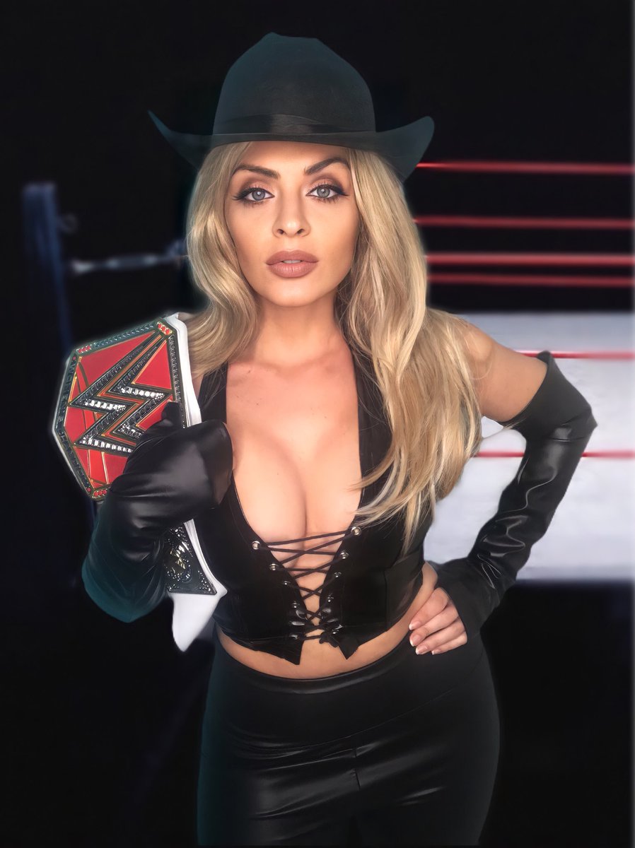 Describe your childhood in one name : Trish Stratus. 

My 10 year old self is beaming that I got to cosplay her. I had pictures of her all over my walls. Growing up as a tough kid, she was a role model to show us you can be tough&boldly beautiful. 
@trishstratuscom @WWE @90sWWE https://t.co/9Lfd7DaStu