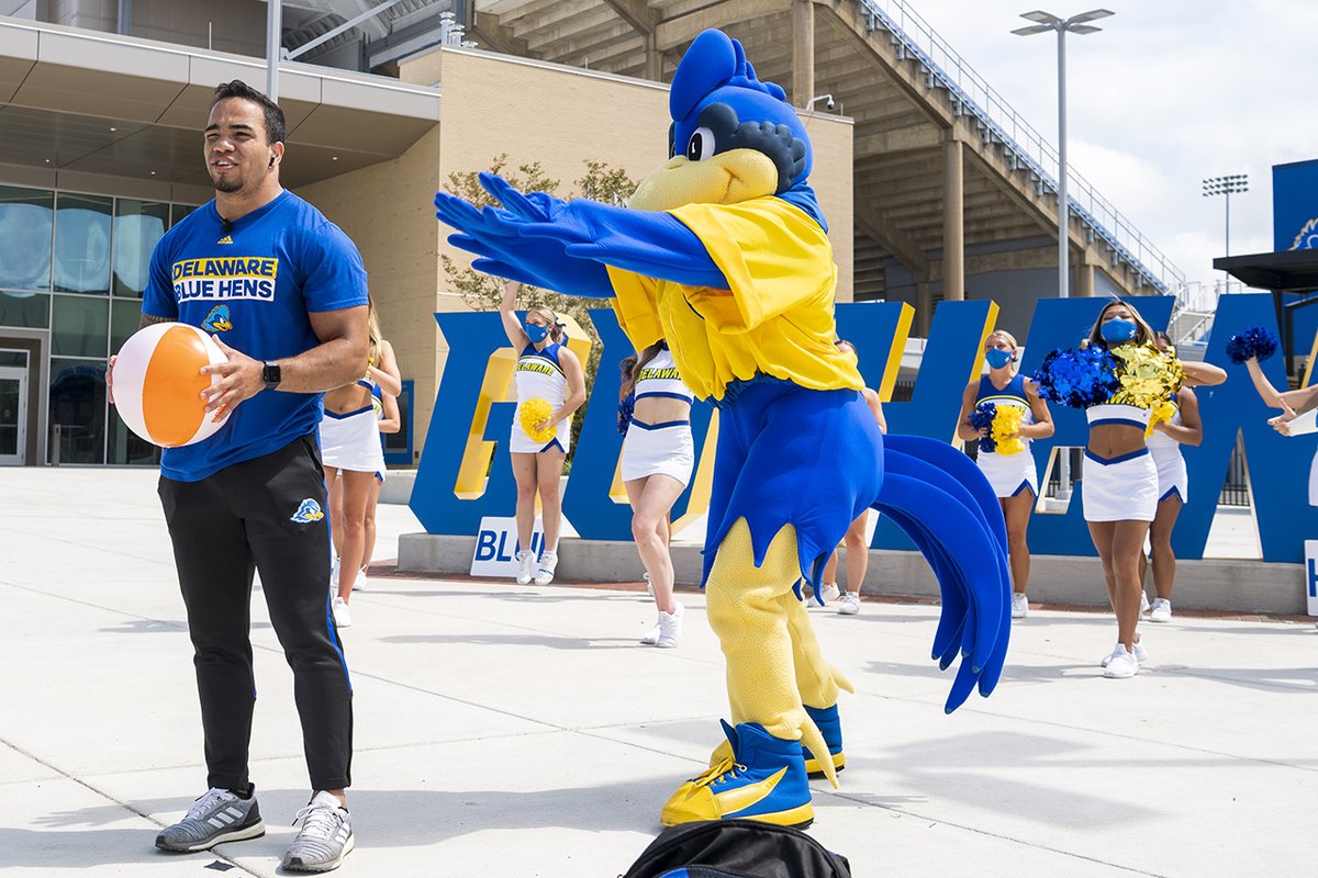 UDelaware's tweet photo. Did you spot @DelawareFB's Dejoun Lee reporting the weather with Al Roker and others across the nation this morning for the @TODAYshow? #Rokerthon has officially been declared a world record.  https://t.co/QpLImTt3oC https://t.co/1Ru4lz48xx