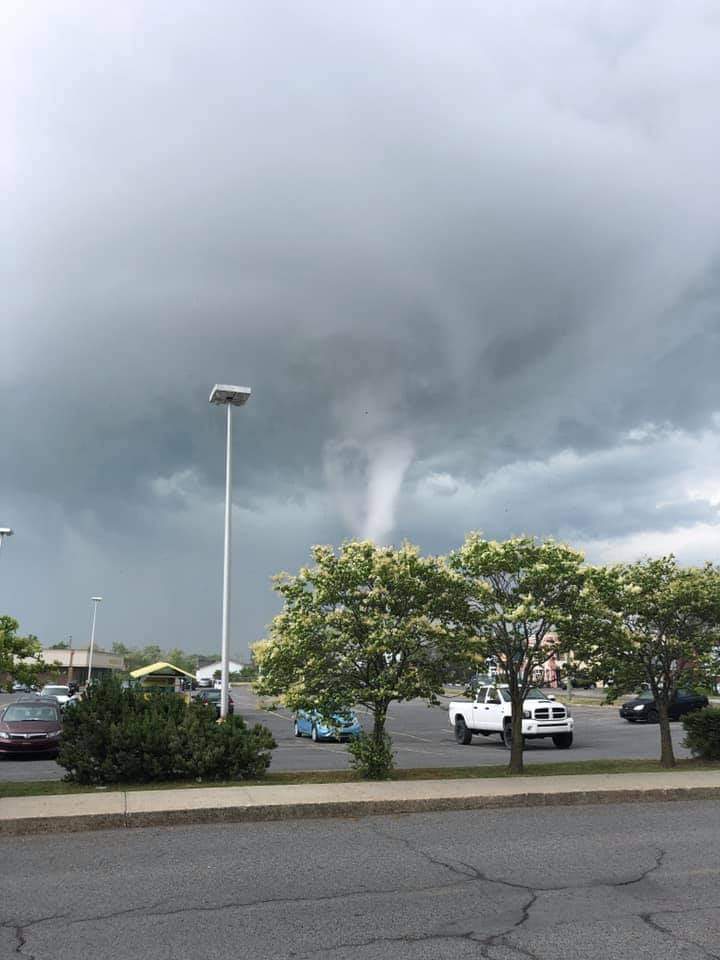 Tornado turns deadly near Mascouche, Quebec / Twitter