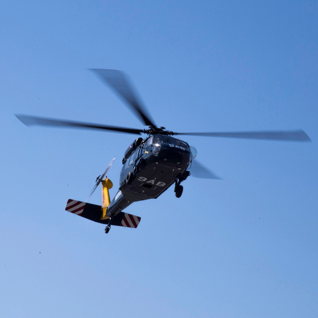 Helinet's tweet image. Fire season has begun! @Helinet's firefighting UH-60 Blackhawks have left the nest to answer the call of the @forestservice to assist in the fight against the #BackboneFire in Arizona and the #WillowFire in California. [📸: Helinet &amp;amp; #NJtoAZEmergencyPics] #Helinet #UH60
