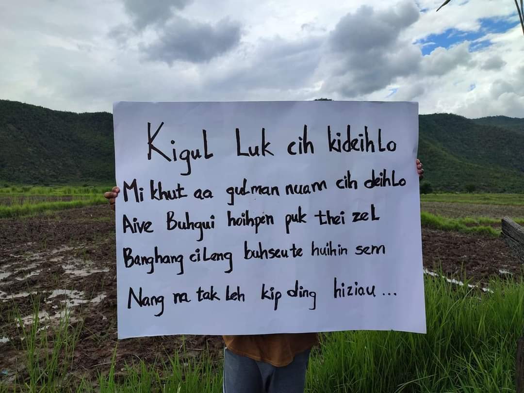 RvlBurma2's tweet photo. Some Chin youths protested on June 21 in the foothills of Mwe Taung in #Tedim Township, #Chin State, in protest of the military dictatorship.
#WhatsHappeningInMyanmar 
#June22Coup
#UnfetteredAccessForAids https://t.co/4RhrV88CEf