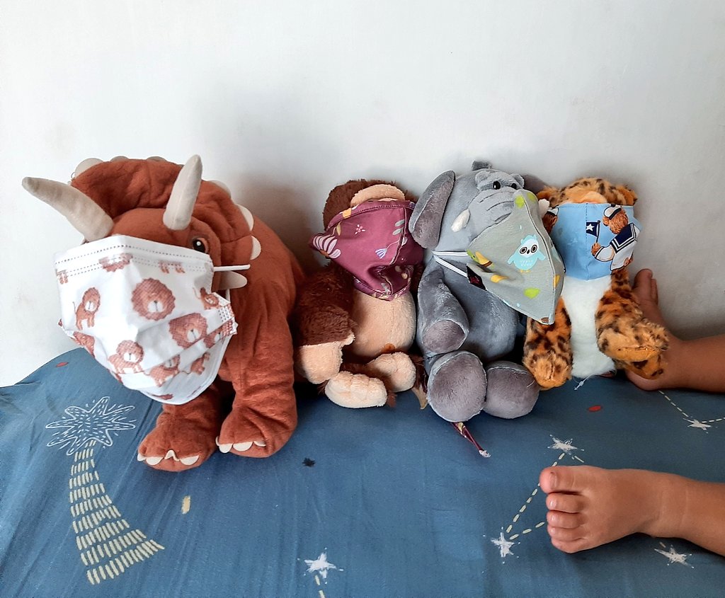 ifasaan's tweet photo. Just ibu2 struggling ngajarin anaknya (16 bulan) pakai masker

"Ayooo semuanya pakai masker yaaaa, supaya virus tidak masuk ke hidung dan mulut. Virus membuat badan kita sakit, kalau sakit nanti tidak bisa lari2 dan bermain"

*penjelasan logis sebab-akibat yg relate dg mereka https://t.co/xjoGgdqBhP