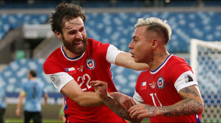 GolJuez's tweet photo. Nike tiene una demanda por Chile en 5.7 millones de dólares, Nike adeuda el contrato que mantienen des de el 2015. Chilena ha tapado el logo Nike con la bandera del país. #Chile #Nike #Goljuez https://t.co/WZycjPnjg5