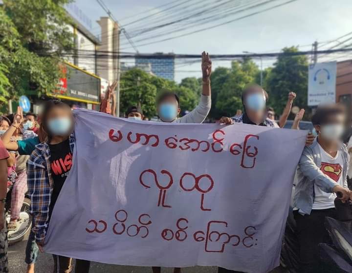 WuttYeeMoe1's tweet photo. 22.6.2021 In Mandalay, Despite Junta’s daily brutality , General Strike from Three Different fields was seen marching on the streets in defiance of Genocidal Military Dictatorship.

#UnfetteredAccessForAids 
#WhatsHappeningInMyanmar 
#June22Coup https://t.co/H8rGBy4xvQ