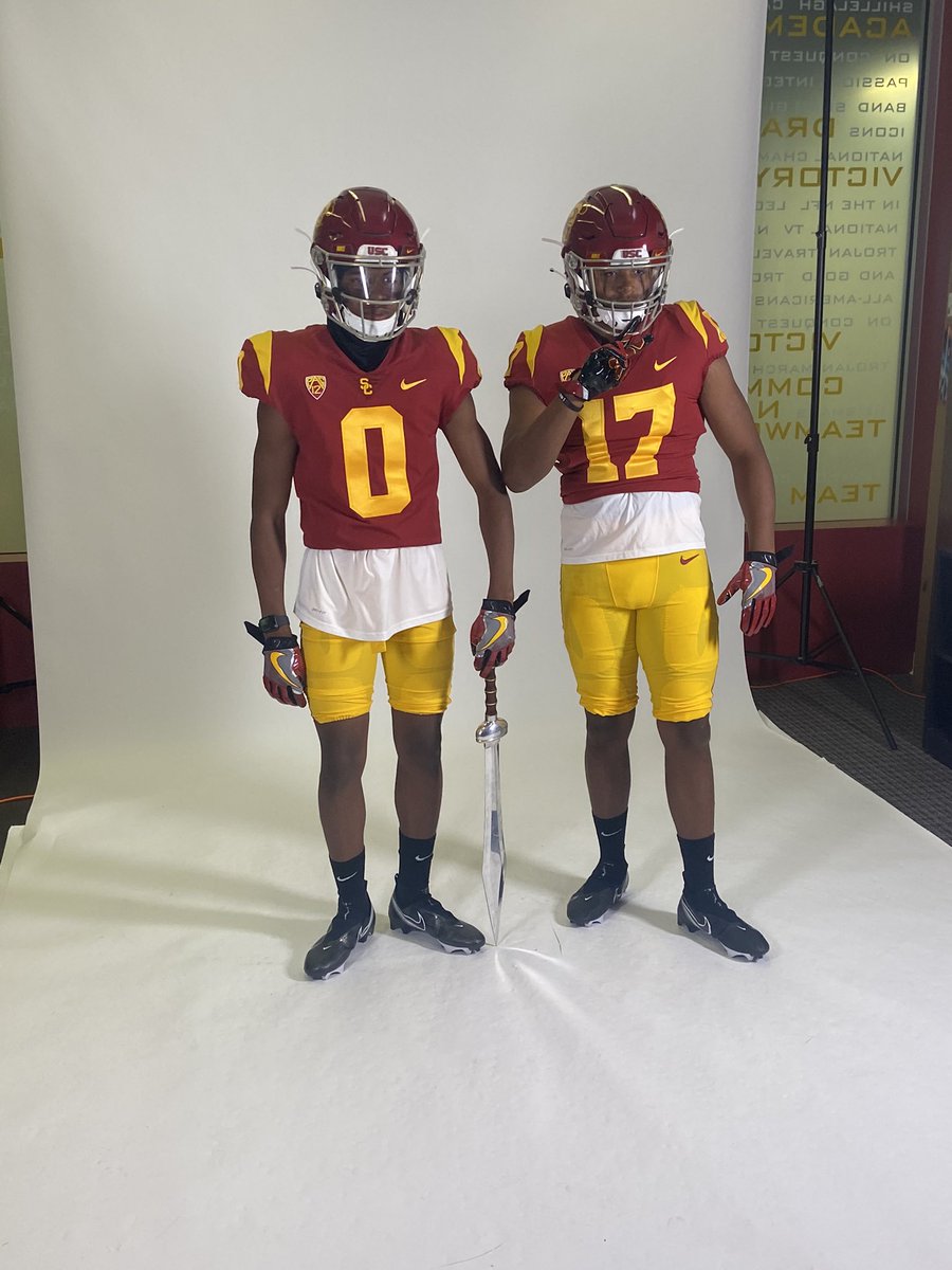 UNDERDAWGINSITE's tweet photo. Class of 2024 @AndersonnJJJ @jaidyn_houston up at @USC_FB big time 2024 guys be on the look @GregBiggins @CoachDougSmith_ @EdOBrienCFB @Coach_JKrause https://t.co/Ov1XWb3k2e
